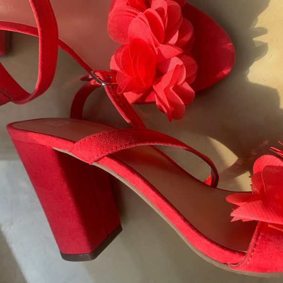 Never worn, coral red floral sandals, size 8 - Picture 3 of 14